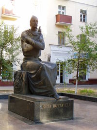 Памятник Шоте Руставели в Ташкенте
