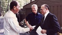 Кэмп-Дэвидское соглашение. Садат (слева) жмет руку Бегину в присутствии Картера
