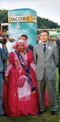 Бургомистр Берлина Клаус Воверайт (справа) и drag queen на Параде гордости в Берлине (2001)