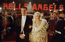 Кадр из фильма «Авиатор» (2004). Хьюз (Леонардо Дикаприо) и Харлоу (Гвен Стефани) на премьере «Ангелов ада».