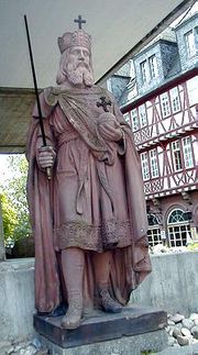 Карл I Великий, император Запада. Statue of Karl in Frankfurt.