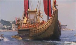 Клеопатра на роскошном корабле направляется к Антонию. Кадр из фильма «Клеопатра», 1963 г.