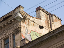 Граффити с Бендером на крыше одного из домов в центре Санкт-Петербурга