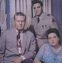  Вернон Пресли вместе с семьёй: сыном Элвисом Пресли и женой Глэдис Лав Смит
