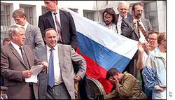 Борис Ельцин (слева) и Александр Коржаков у Белого Дома в августе 1991 года.