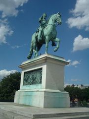 Статуя Генриха IV на Новом мосту в Париже