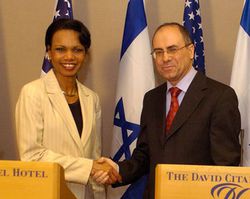 Кондолиза Райс и бывший министр иностранных дел Израиля Силван Шалом. Июль 2005 года, Израиль.