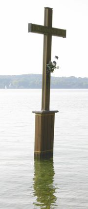 Памятный крест на месте гибели (Штарнбергское озеро, около Берга)