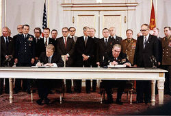 Брежнев и Джимми Картер подписывают Договор о сокращении стратегических вооружений. 1979