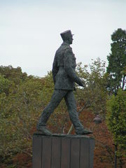 Памятник де Голлю на Елисейских полях