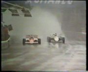 Айртон Сенна (справа) обгоняет Ники Лауду в борьбе за второе место на Гран-при Монако 1984 года