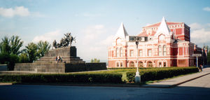 Памятник Чапаеву у драмтеатра в Самаре