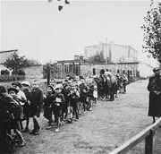 Дети, направляемые в гетто на территорию Польши