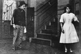 Семнадцатилетняя Пикфорд в одном из своих первых фильмов — драме «Одинокая вилла» (1909) с хронометражем всего в 8 минут