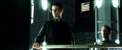 Том Круз в тюрьме будущего, кадр из фильма.