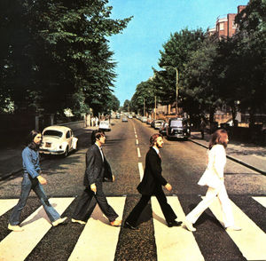 Знаменитая обложка альбома Abbey Road группы The Beatles. Студия находится слева, около ворот в нее припаркован белый автомобиль VW Beetle