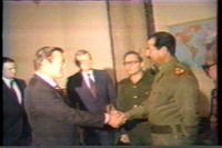 Саддам Хусейн и Дональд Рамсфельд 20 декабря 1983, Багдад (Ирак).