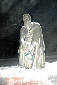 Памятник писателю в его родовом имении Даровое (Московская область)