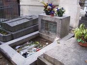Джим Моррисон похоронен в Париже на кладбище Пер-Лашез