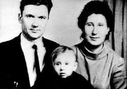Андрей Чикатило с женой и ребенком
