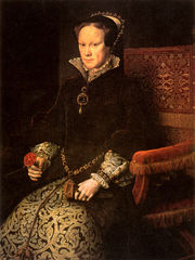На портрете работы Антониуса Мора (Прадо, Мадрид) Мария держит в руке розу Тюдоров