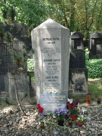 Могила писателя в Новом еврейском кладбище в Праге