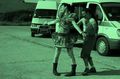 Женский персонаж с Саракша одевается