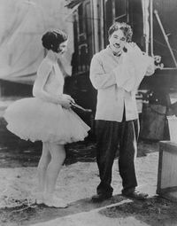 Мирна Кеннеди и Чарли Чаплин в фильме «Цирк» (1928)