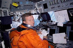 Стивен Линдсей в кабине шаттла.
