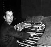 Двадцатилетний Антон ЛаВей за театральным органом «Wurlitzer»