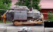 Химейер использовал бронированный Komatsu D335A бульдозер для того чтоб уничтожить 13 зданий в Грэнби, Колорадо