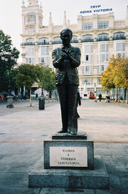 Памятник Лорке в Мадриде (Plaza de Santa Ana)