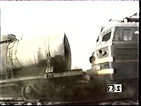 Локомотив врезается в цистерну.