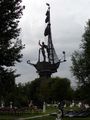 Памятник Петру I (высота 96 м) на берегу Москва-реки — один из самых высоких монументов в мире.