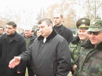 Эдуард Кокойты на сжигании крупной партии наркотиков, изъятой в Цхинвале. 2004 год