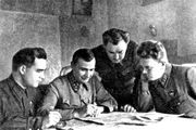 Военный совет Юго-Западного фронта. Слева направо:член военного Совета М.А.Бурмистренко, командующий фронтом М.П. Кирпонос, А.И. Кириченко, Е.П. Рыков