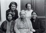 Н. К. Крупская (в центре)
