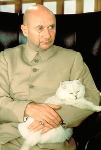 Дональд Плизэнс в роли Эрнста Стэвро Блоуфельда в фильме «Живёшь лишь дважды»