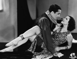 Дон Альварадо и Ракель Торрес в фильме «Красный фургон» (1933)