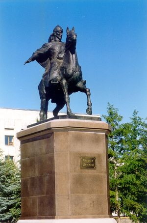 Памятник Срыму Датову в Уральске