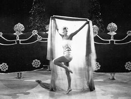 В роли племянницы царя Ирода в фильме «Саломея» (1923)
